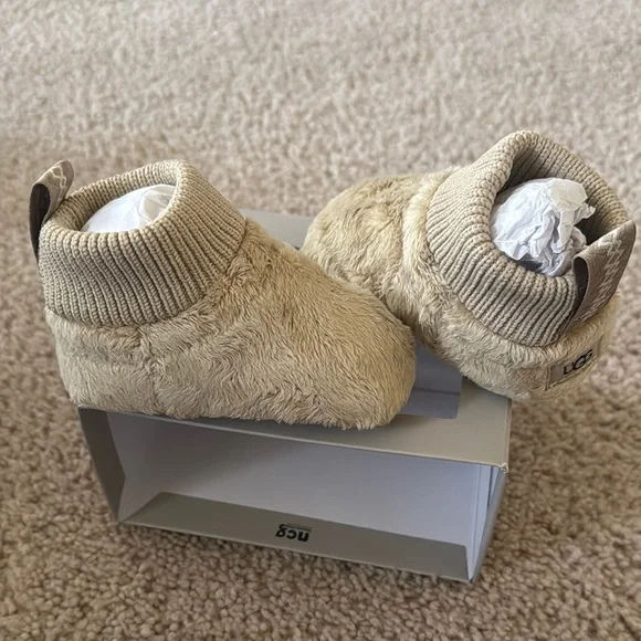 UGG Baby Beige Slippers in Box - Picture 2 of 6